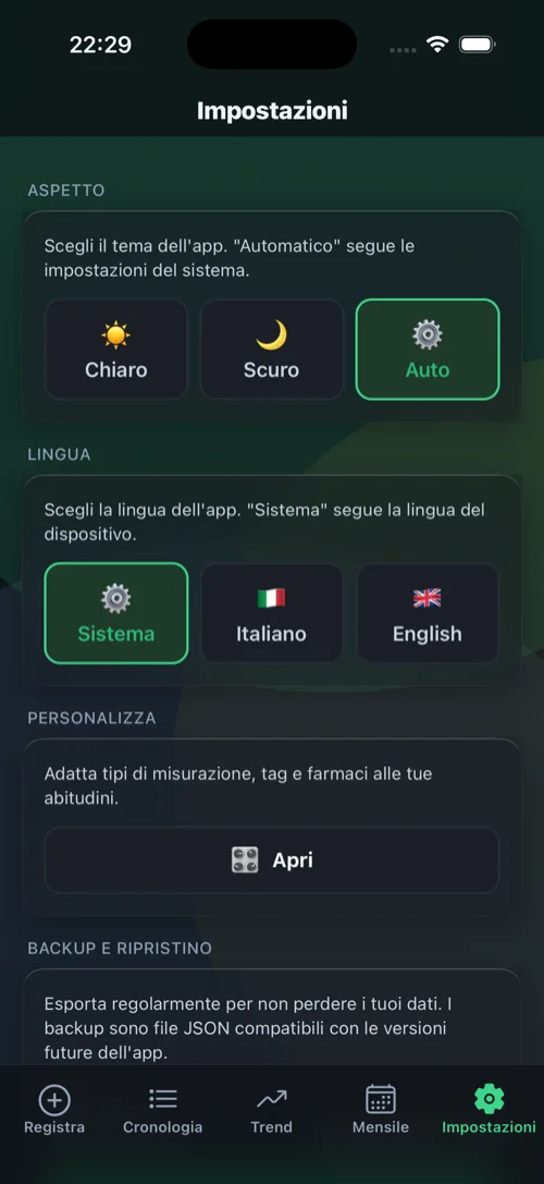 Schermata Impostazioni: tema chiaro/scuro, lingua e backup cifrato.
